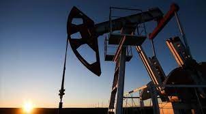 Oil slips on rate hike worries, Russian crude flows despite China performance