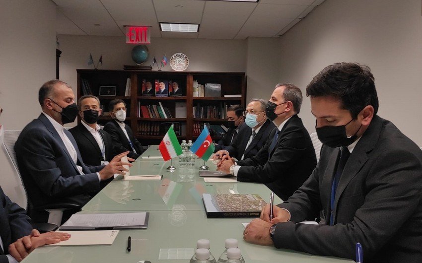 Ceyhun Bayramov İranın xarici işlər naziri ilə görüşüb
