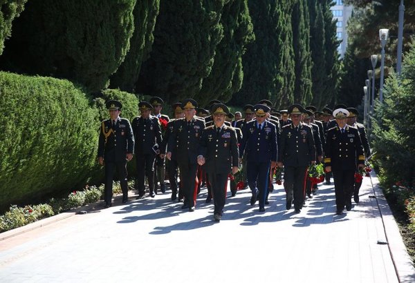 Azerbaijani Defense Ministry visits Alley of Honor and Alley of Martyrs in Baku
