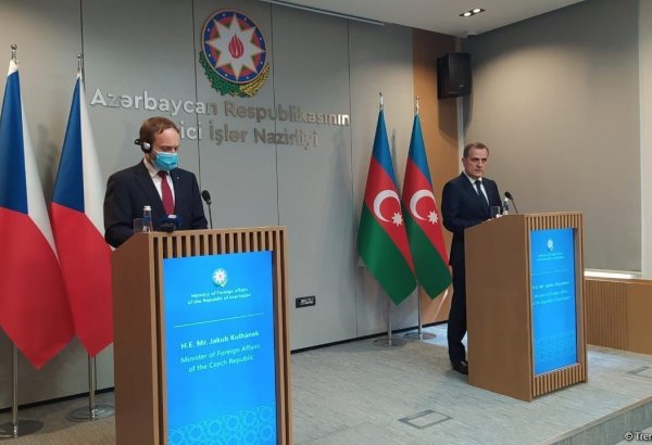 В Баку проходит пресс-конференция глав МИД Азербайджана и Чехии
