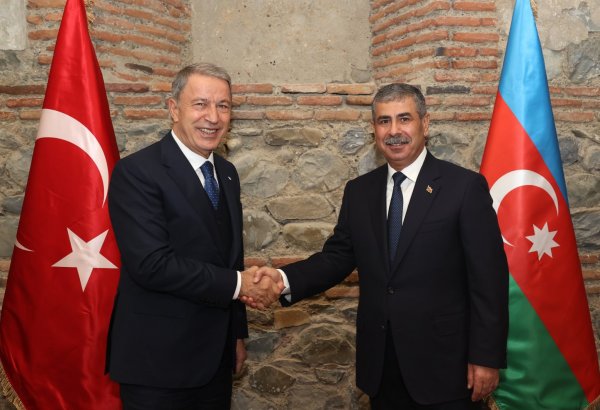 Milli Savunma Bakanı Akar, Azerbaycan Savunma Bakanı Hasanov ile bir araya geldi