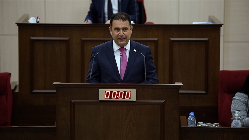 KKTC Başbakanı Saner, hükümetin istifasını Cumhurbaşkanı Tatar’a sundu