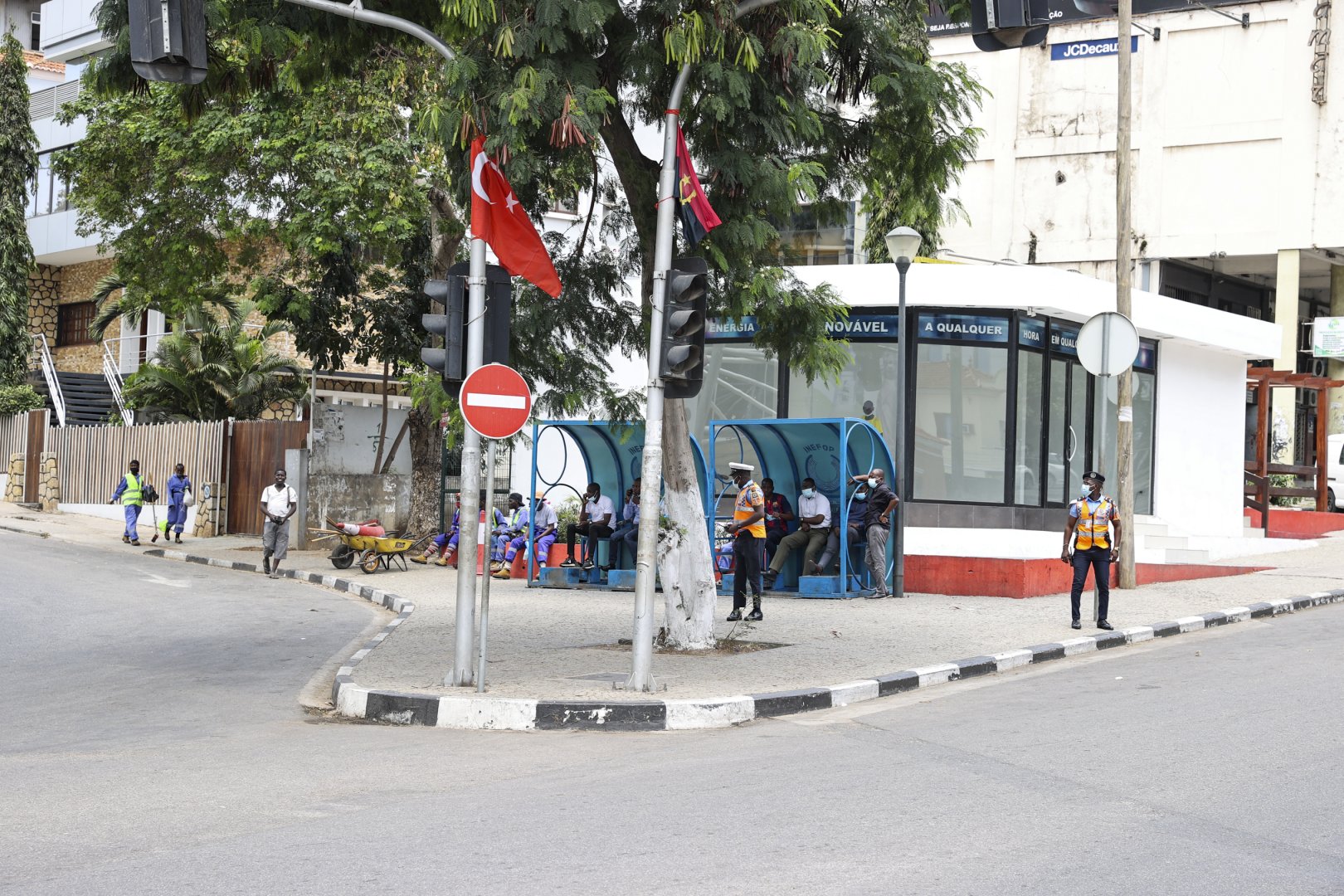 Cumhurbaşkanı Erdoğan'ın ziyareti öncesi Angola'nın başkenti Luanda Türk bayraklarıyla donatıldı