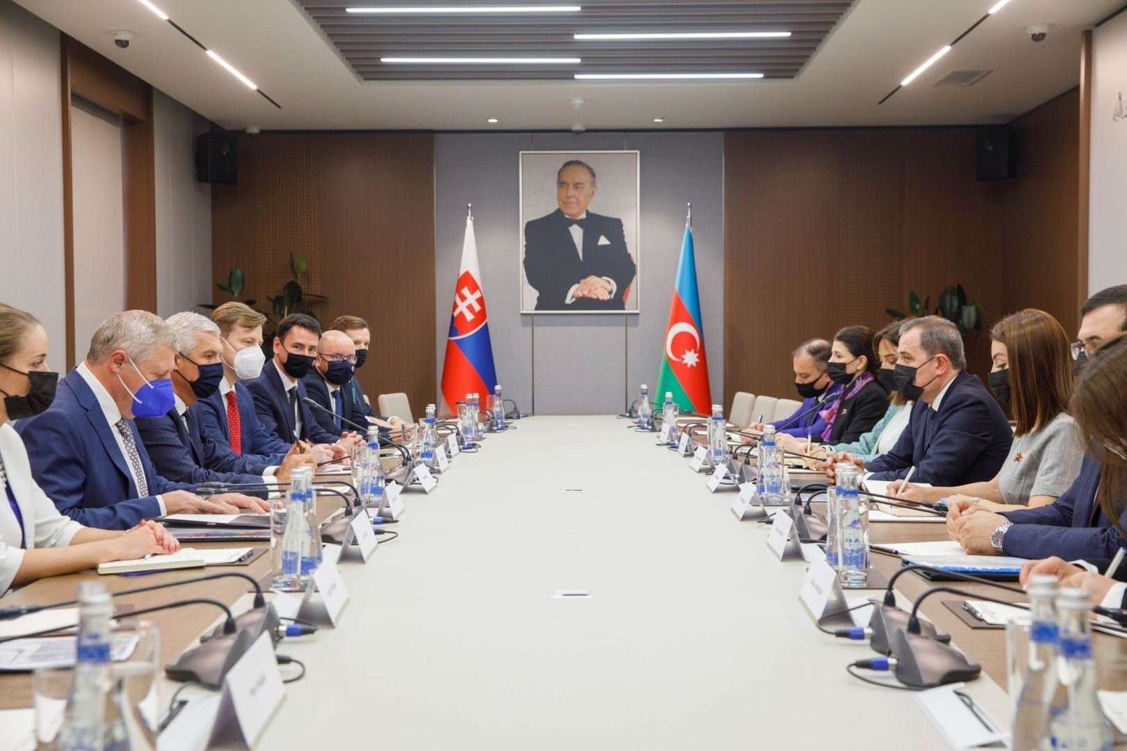 Azerbaijani, Slovak FMs holding expanded meeting