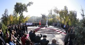 Бишкекте COVID-19 менен күрөшүүдө каза болгон дарыгерлердин эстелиги ачылды