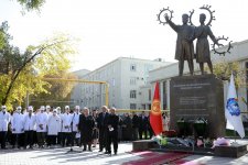 Бишкекте COVID-19 менен күрөшүүдө каза болгон дарыгерлердин эстелиги ачылды