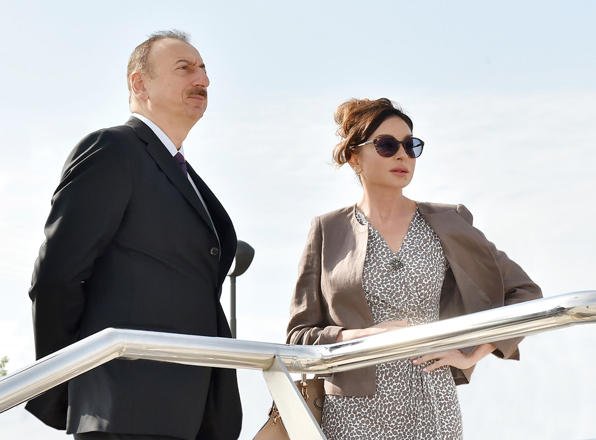 Президент Ильхам Алиев и Первая леди Мехрибан Алиева приняли участие в открытии памятника Муслиму Магомаеву в Бакинском приморском национальном парке