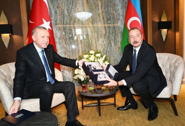 President Erdogan presents President Aliyev with 'Kharybulbul' image watch