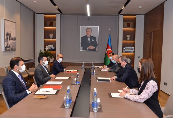 Министр иностранных дел Азербайджана принял делегацию Молодежного форума ОИС