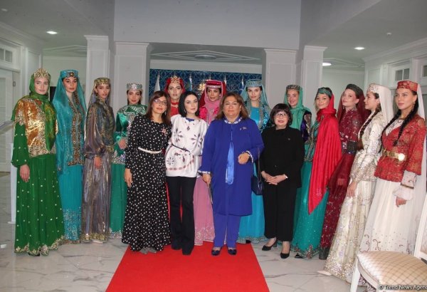 В Международном фонде тюркской культуры и наследия представлена коллекция "Карабах" Гюльнары Халиловой