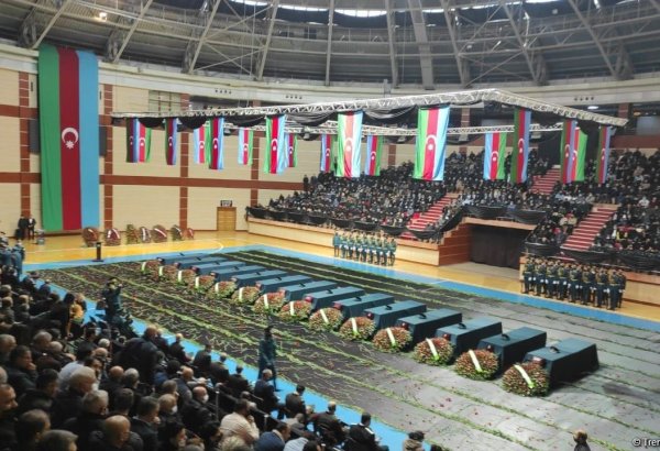 В Баку начинается церемония прощания с военнослужащими, ставшими шехидами при крушении военного вертолета