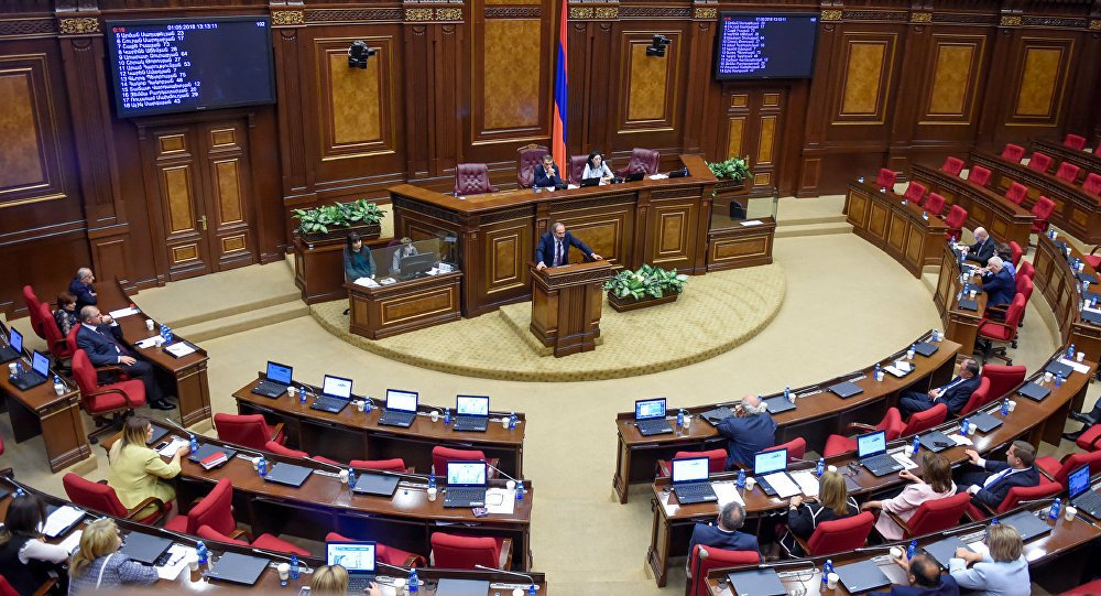 Ermənistan parlamentində dava düşüb, döyülənlər var