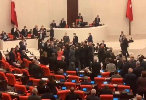 Türkiyə parlamentində dava: Deputatlar yumruqlaşdı