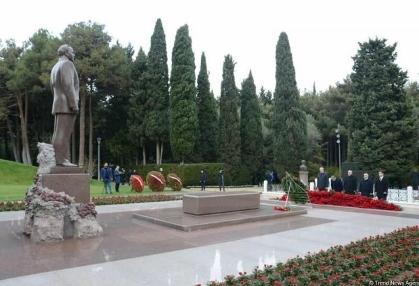Azerbaijani people revere memory of great leader Heydar Aliyev