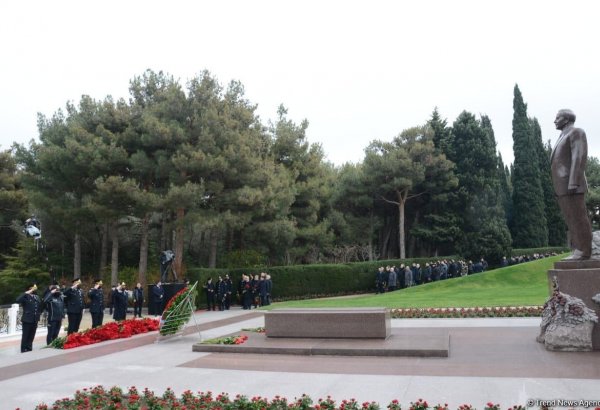Общественность Азербайджана с глубоким уважением чтит память великого лидера Гейдара Алиева