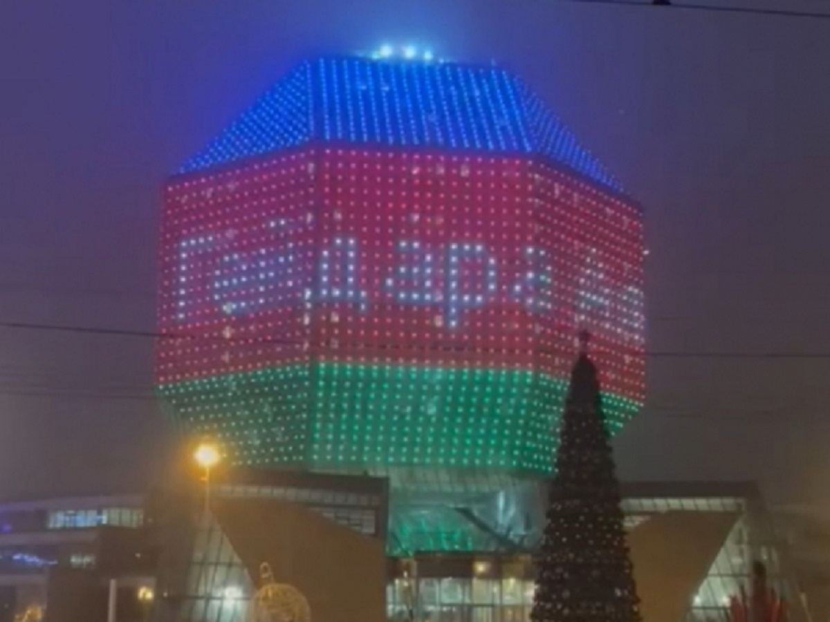 Belarusun Milli Kitabxanasının binası üzərində ümummilli lider Heydər Əliyevin anım günü ilə bağlı videoproyeksiya edilib