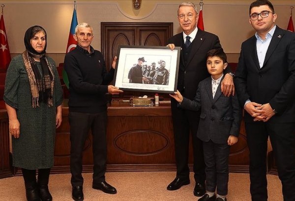 Akar, "topraklarını kurtarma" sözünü tutan Azerbaycanlı şehit subayın ailesi ile bir araya geldi