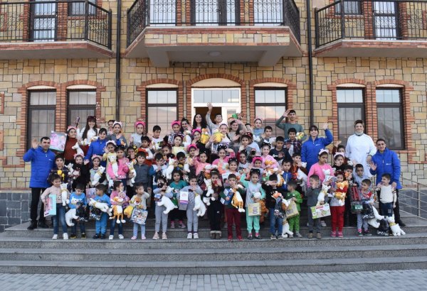 По инициативе президента Фонда Гейдара Алиева Мехрибан Алиевой организовано новогоднее празднество для детей, нуждающихся в особой заботе и лишенных родительской опеки