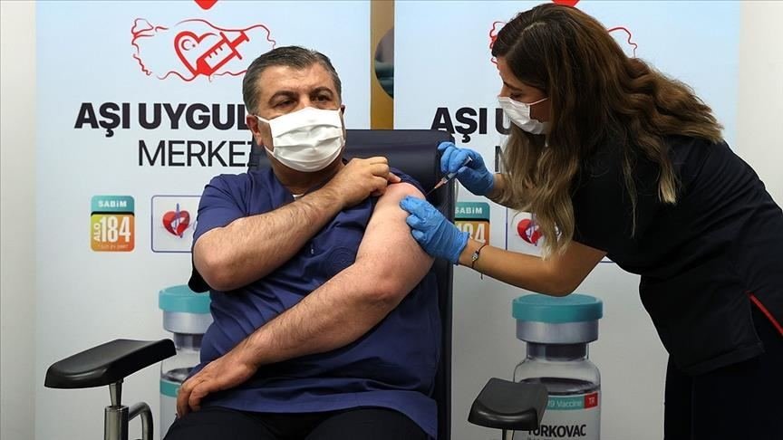Türkiyənin Səhiyyə naziri yerli "Turkovac" vaksini ilə peyvənd olunub