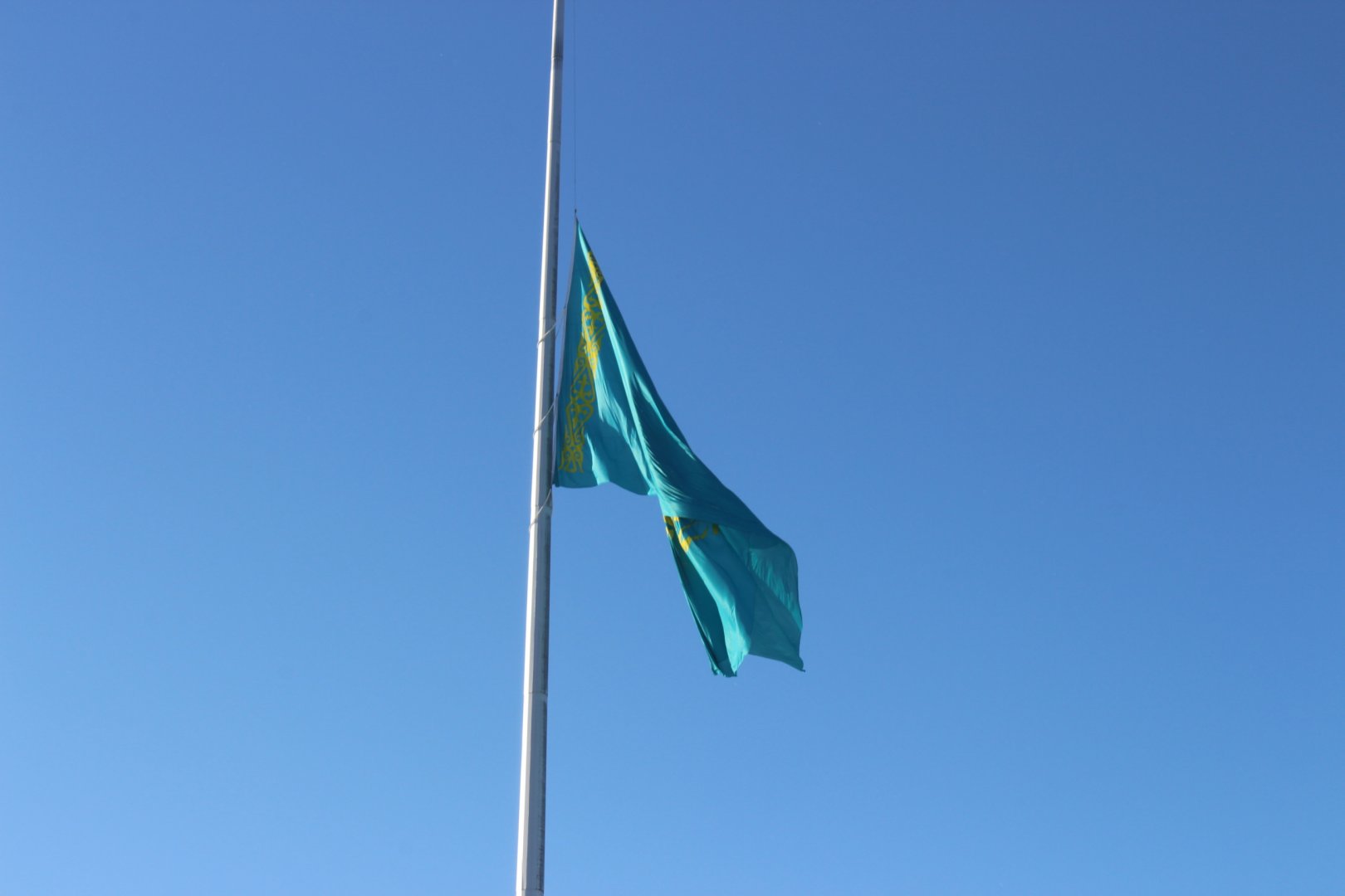 Kazakistan'da Ulusal Yas Günü nedeniyle ülke genelinde bayraklar yarıya indirildi
