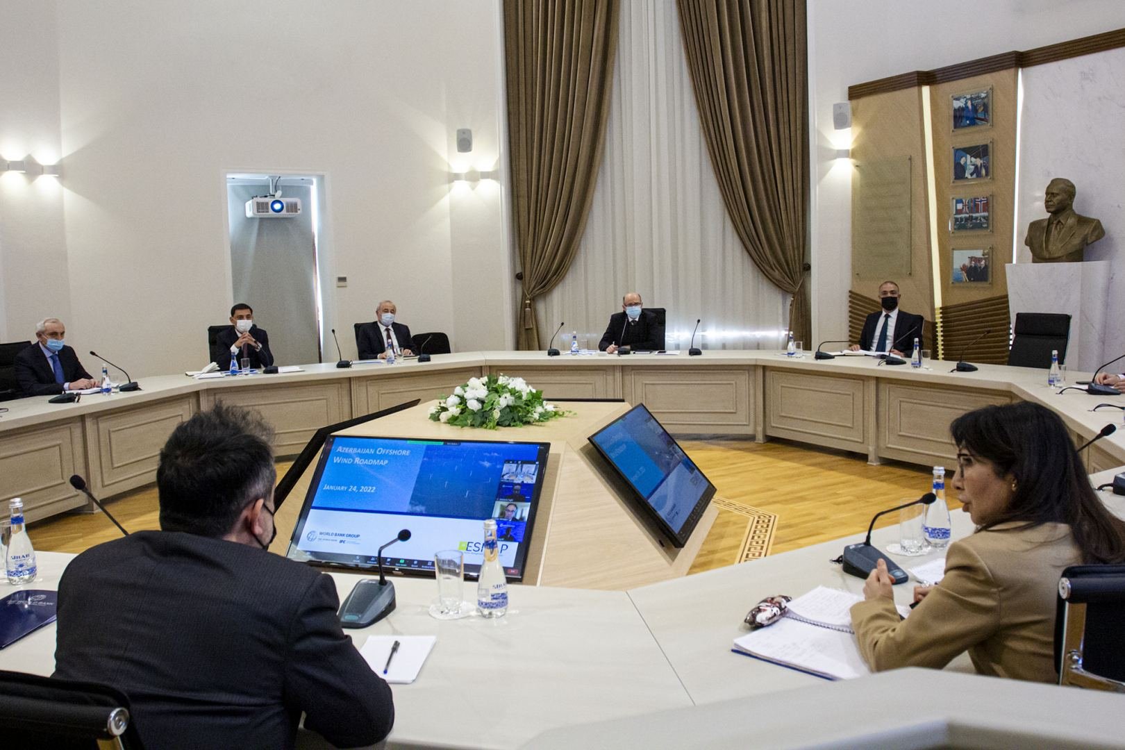 Azerbaijan, WB discuss ways to use wind energy potential of Caspian Sea