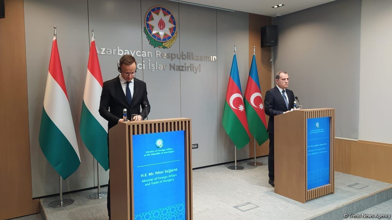 Главы МИД Азербайджана и Венгрии проводят совместную пресс-конференцию