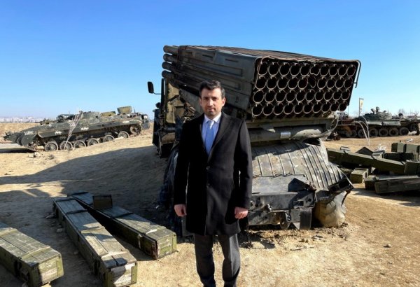 Сельджук Байрактар посетил Парк военных трофеев в Баку