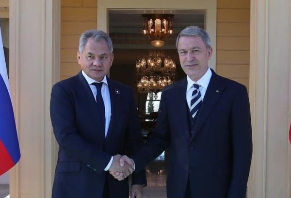 Министры обороны России и Турции обсудили по телефону ситуацию в Украине