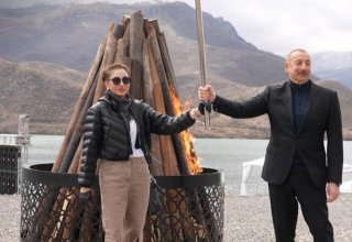İlham Əliyev və Mehriban Əliyeva Suqovuşanda bayram tonqalını alovlandırıblar (FOTO/VİDEO)