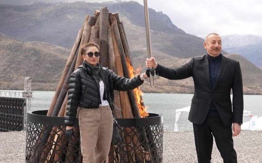 İlham Əliyev və Mehriban Əliyeva Suqovuşanda bayram tonqalını alovlandırıblar (FOTO/VİDEO)