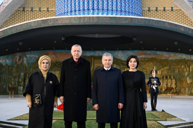 Turkiya Prezidenti Rejep Tayyip Erdog‘an Mustaqillik monumenti poyiga gul qo‘ydi