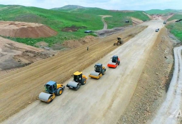 Füzuli-Ağdam avtomobil yolunun inşası davam edir (FOTO)