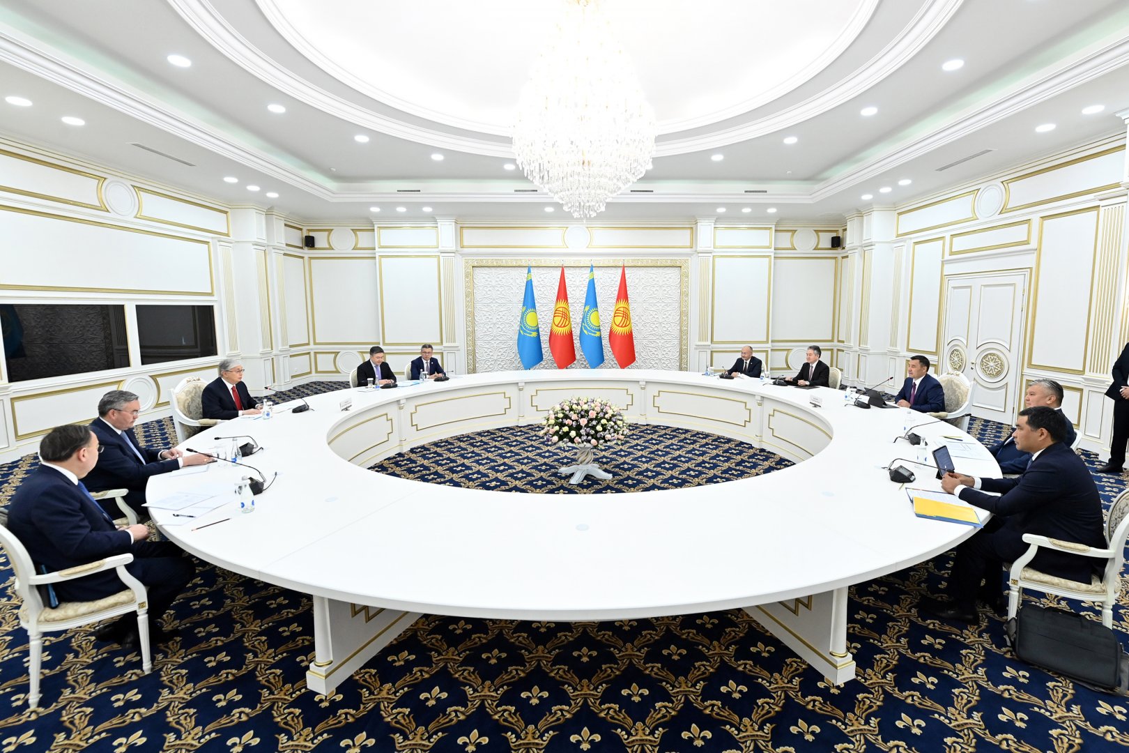 Главы Кыргызстана и Казахстана договорились предпринять все усилия по недопущению заторов на границе