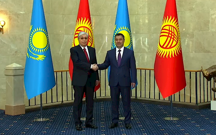 Кыргызстан менен Казакстандын президенттери тар чөйрөдө сүйлөшүү жүргүзүүдө