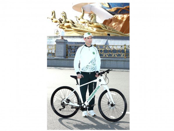 Президент Сердар Бердымухамедов принял участие в велопробеге по случаю Всемирного дня велосипеда