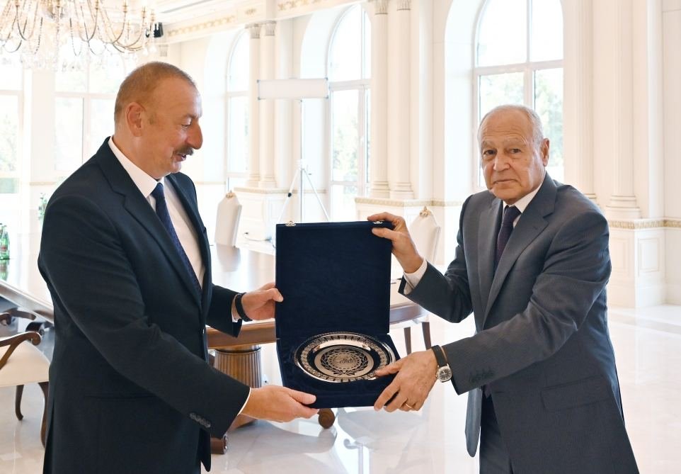 President Ilham Aliyev receives Secretary General of Arab League (PHOTO)