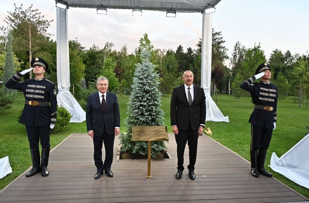 Azərbaycan və Özbəkistan prezidentləri Fəxri qonaqlar xiyabanında ağac əkiblər (FOTO)