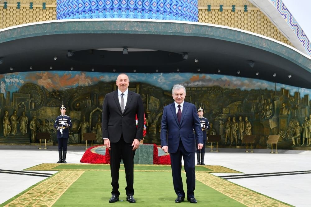 President Ilham Aliyev visits Independence Monument in Tashkent (PHOTO)