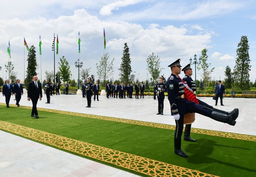 President Ilham Aliyev visits Independence Monument in Tashkent (PHOTO)