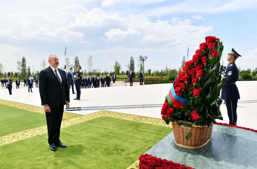 Prezident İlham Əliyev Daşkənddə Müstəqillik abidəsini ziyarət edib (FOTO) (YENİLƏNİB)