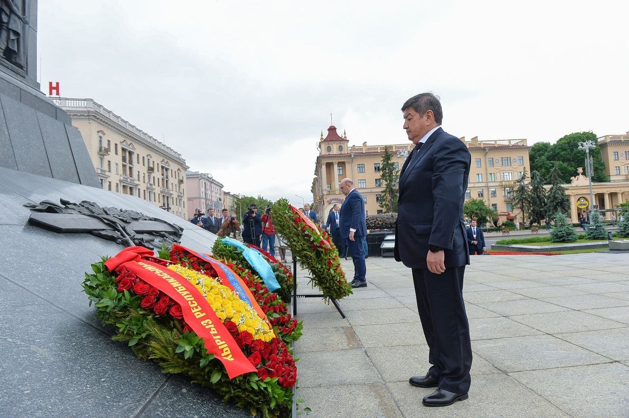 Председатель Кабмина принял участие в церемонии возложении венков Монументу Победы в Минске
