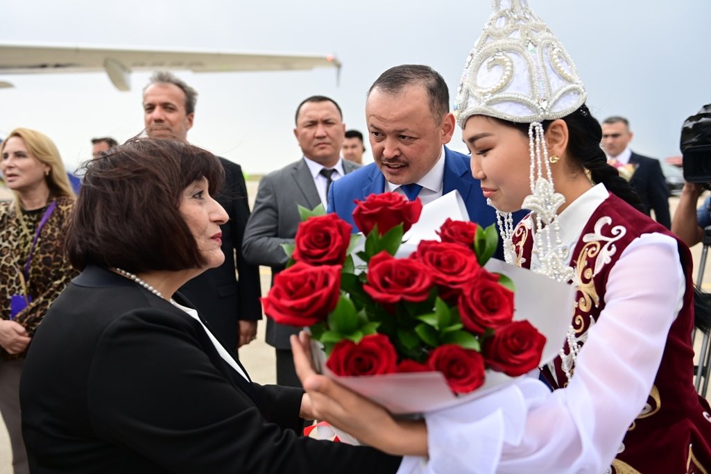 Кыргызстанга Казакстан менен Азербайжандын парламенттик делегациялары келди