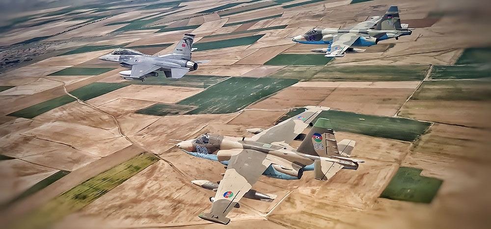 Azərbaycan və Türkiyə hərbi pilotlarının birgə uçuşları olub (FOTO)