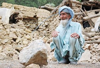 Afganistan çaresiz: Enkazlar elle kazılıyor