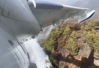 Azerbaijan releases footage of its aircraft helping extinguish fires in Türkiye (VIDEO)