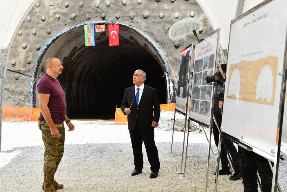 Prezident İlham Əliyev Kəlbəcər-Laçın avtomobil yolunun inşası ilə tanış olub