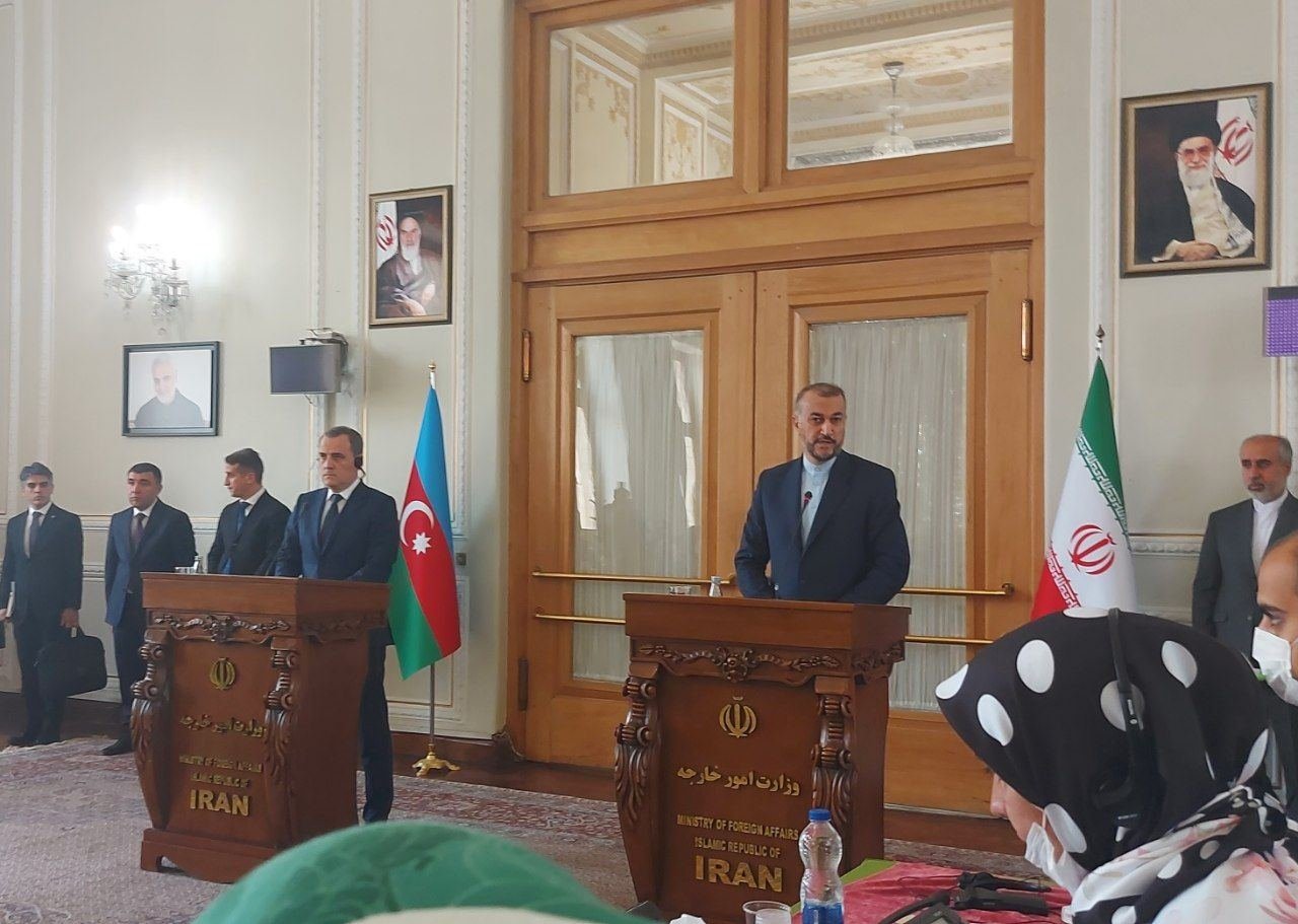 Азербайджан и Иран делают акцент на важности укрепления двусторонних связей - Хоссейн Амир Абдоллахиан
