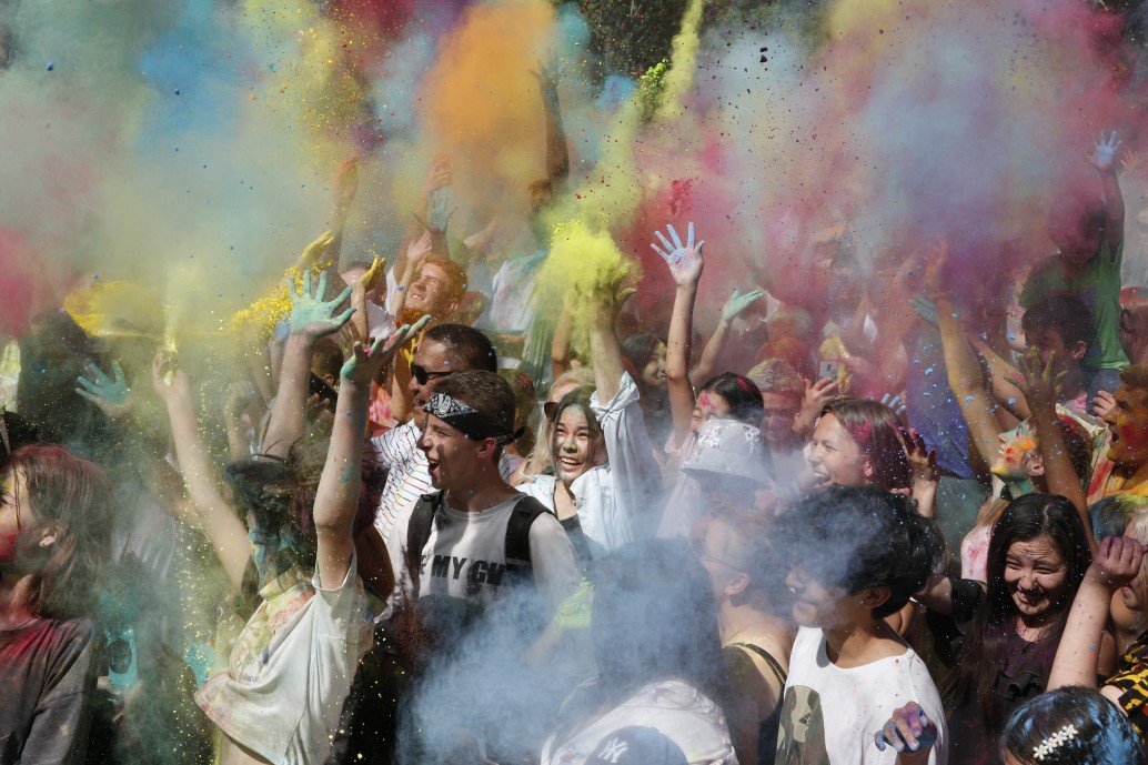 В Бишкеке прошел фестиваль красок