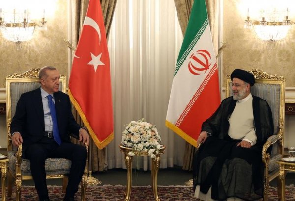 Iran, Türkiye presidents hold talks behind closed doors