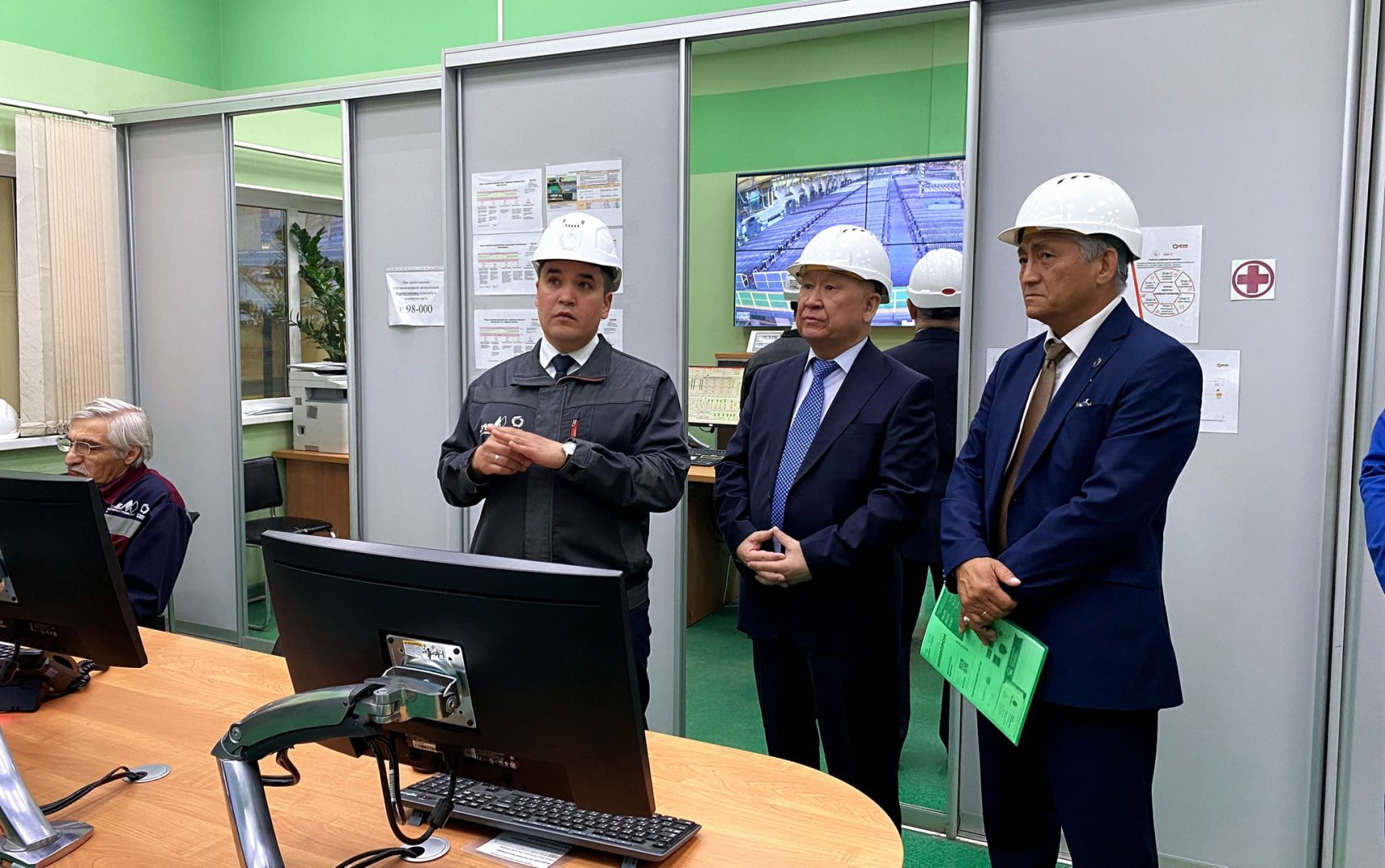 Глава Кыргызиндустрии посетил Уральскую горно-металлургическую компанию в России